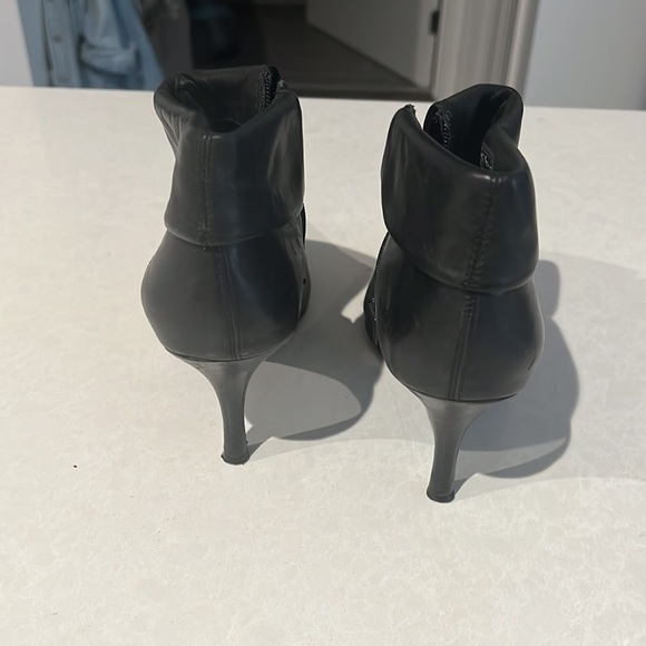 Black heeled short bootie - Picture 2 of 4